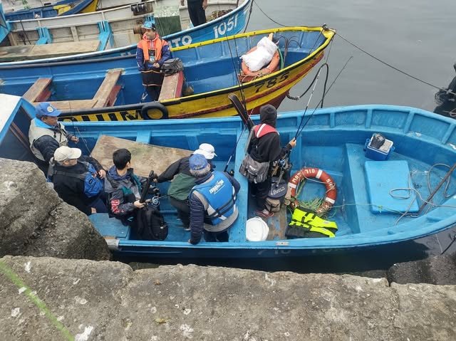 Pescadores preparando el embarque con sus equipos de seguridad