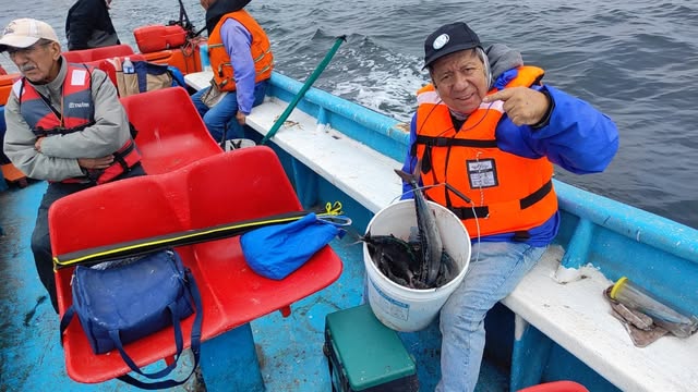 Socios del Club Albatros durante una jornada de pesca embarcada