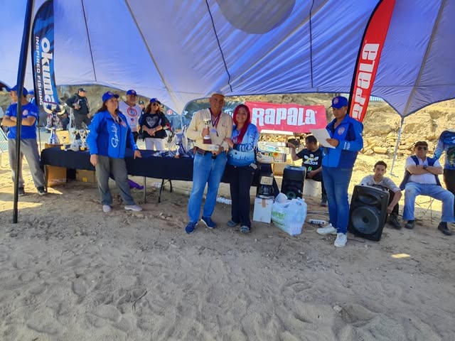 Premiación de integrantes del Club Albatros en una competencia de playa